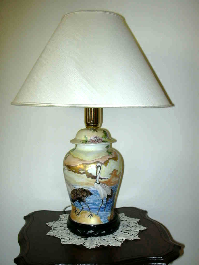 lampada in porcellana con dipinto in stile cinese e ampie campiture in oro e rame
